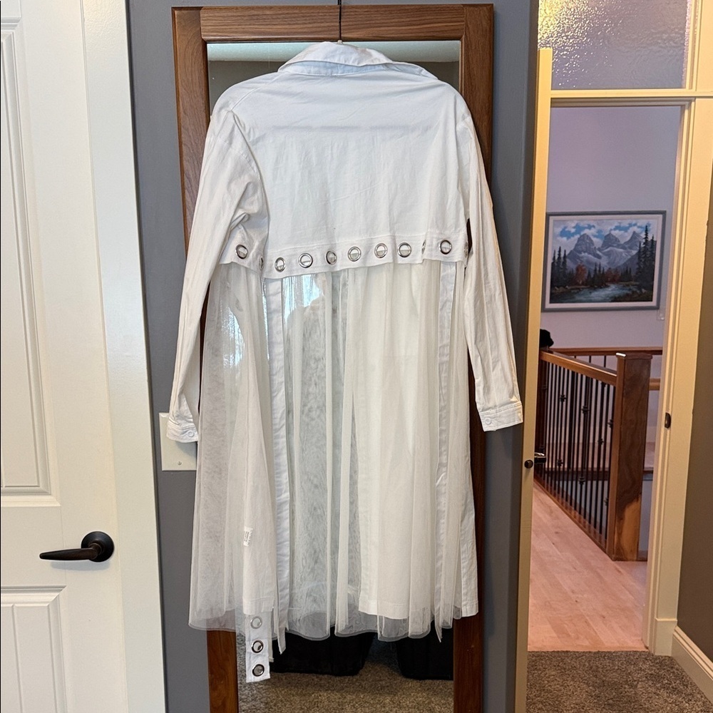Elegant White Trench Coat with Button Detail - Picture 3 of 3